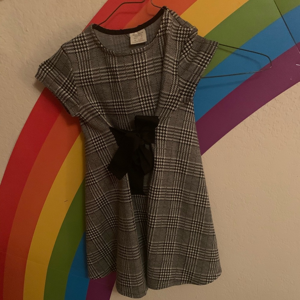 Girls houndstooth dress with bow in front.